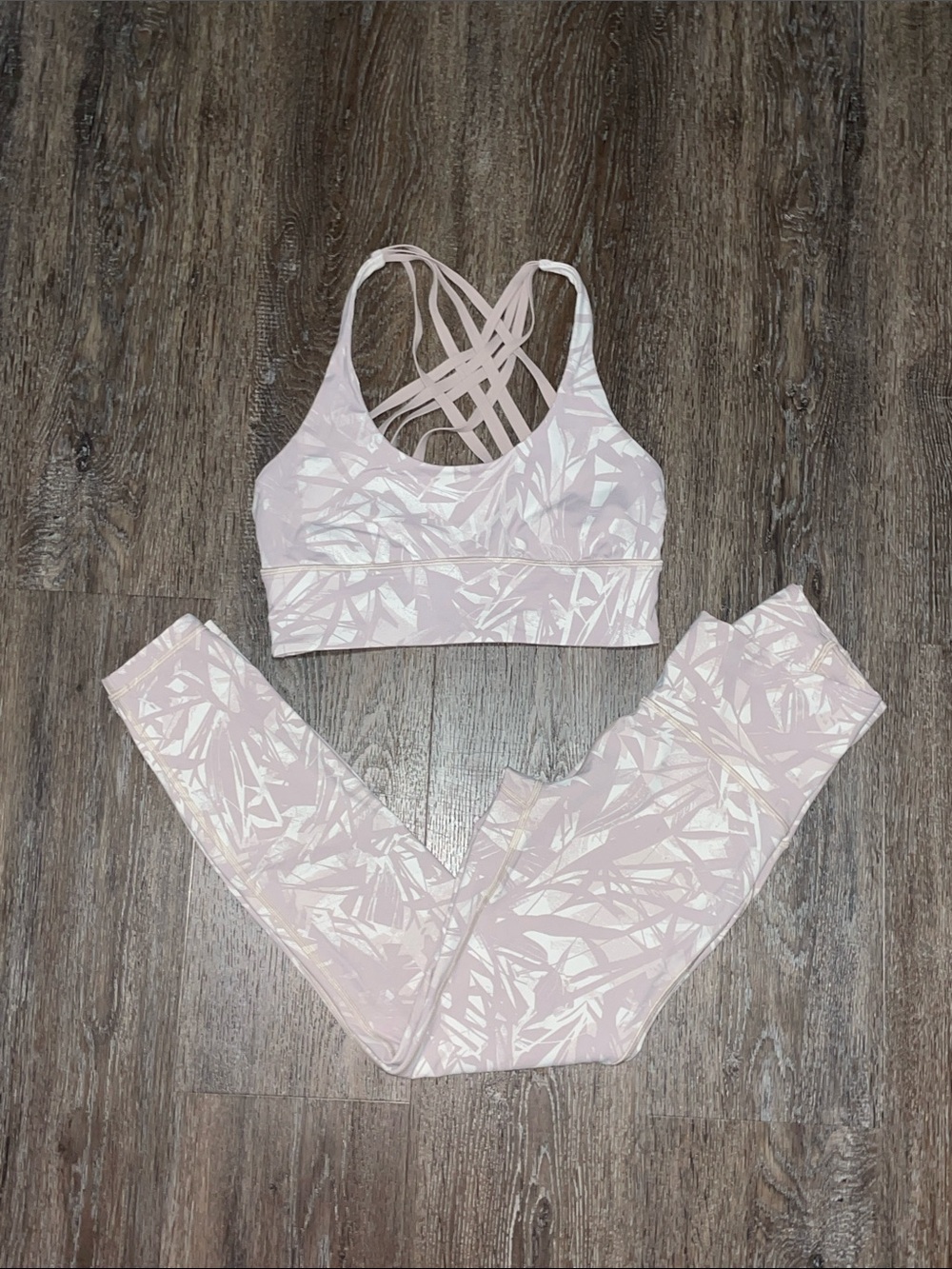 EUC Lululemon Matching Shadow Leaf Light Ivory Muse Set. Size Top 6/Bottom 4